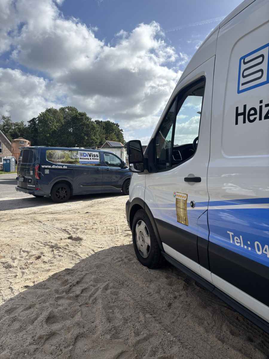 Servicefahrzeuge von DiViss GmbH – Heizung & Klima auf einer Baustelle im Ammerland