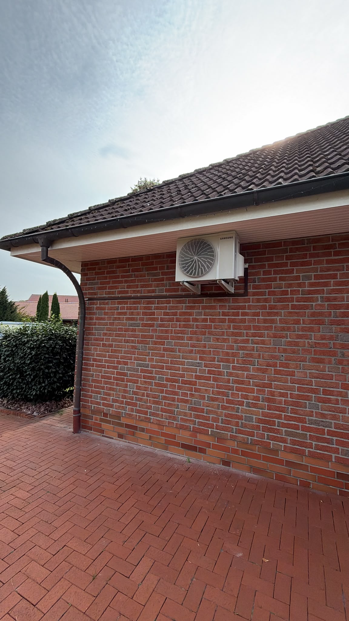 Samsung Klimaanlage Außengerät an einem Klinkerhaus, montiert von DiViss GmbH – Heizung & Klima