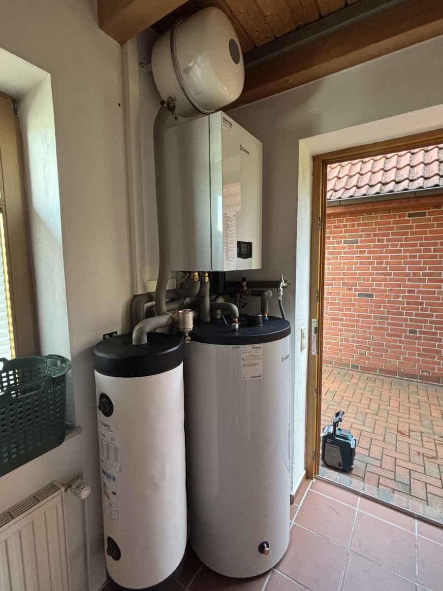 Innengerät einer Vaillant Wärmepumpe mit Warmwasserspeichern, installiert von DiViss GmbH – Heizung & Klima im Ammerland