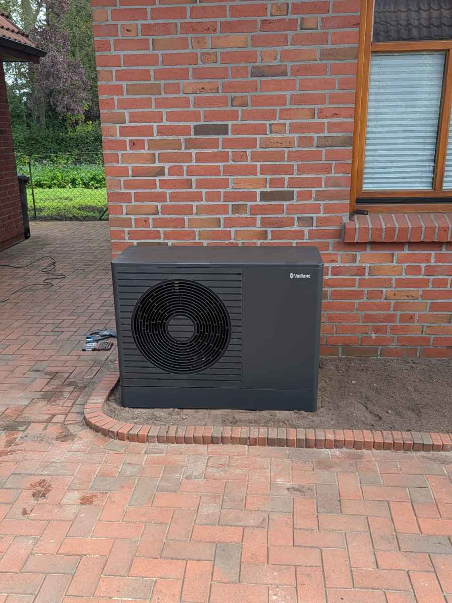 Vaillant Wärmepumpe an Klinkerfassade, installiert von DiViss GmbH – Heizung & Klima im Ammerland